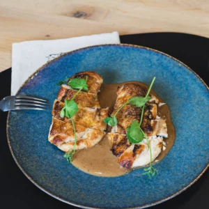 Parelhoen in suprêmesaus